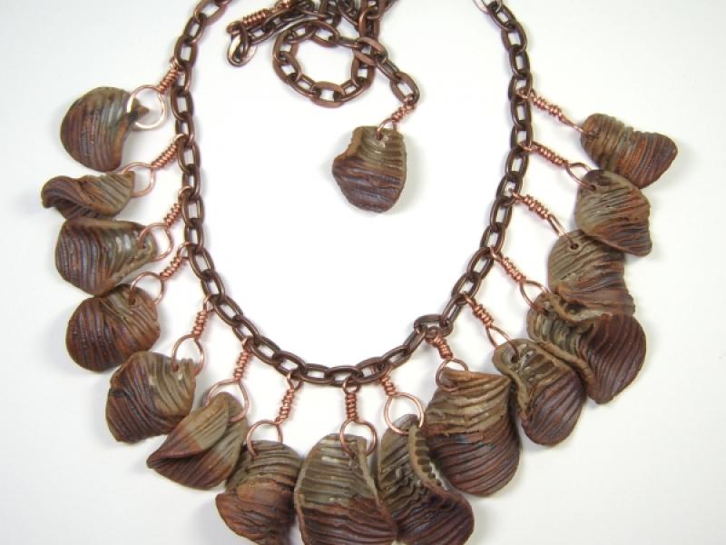 BH1134 Ridgy Clay Chip Necklace