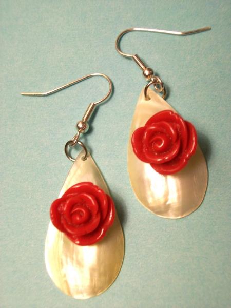 Teardrop shell earrings with roses