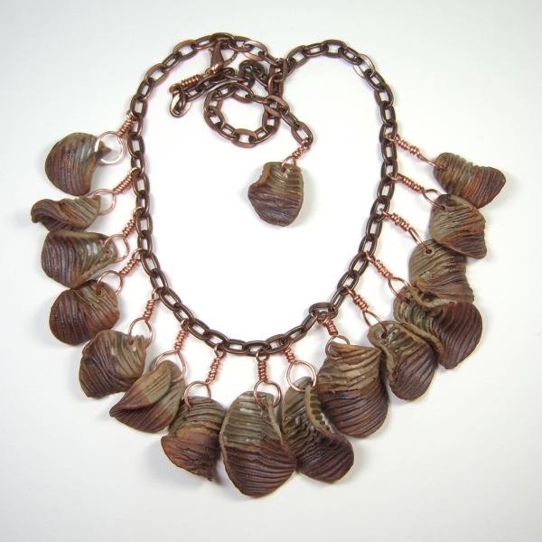 BH1134 Ridgy Clay Chip Necklace